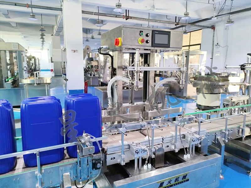 雙頭化工液體稱(chēng)重式灌裝生產(chǎn)線以創(chuàng)新智能技術(shù)為基礎(chǔ)