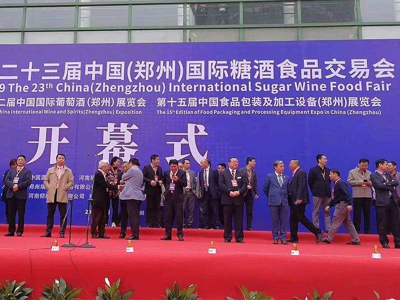 大型自動化灌裝機(jī)在鄭州國際糖酒交易會優(yōu)勢盡顯