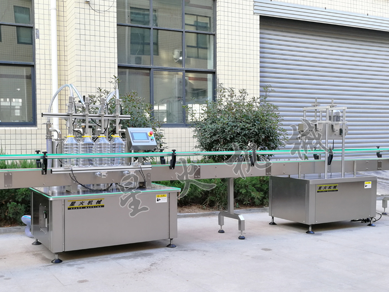 新型四頭食用油自動(dòng)稱重灌裝旋蓋機(jī)有什么特點(diǎn)？